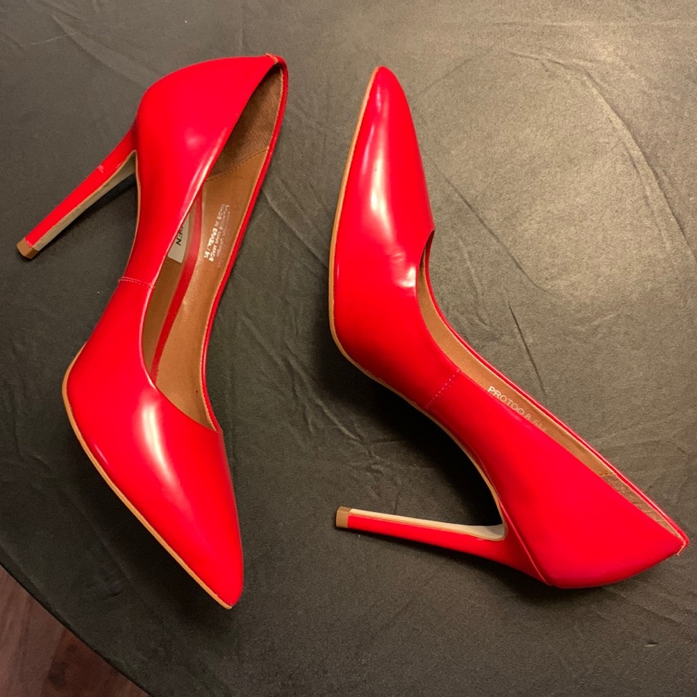 Steve Madden PROTOO Heels in Red, Size 8.5
